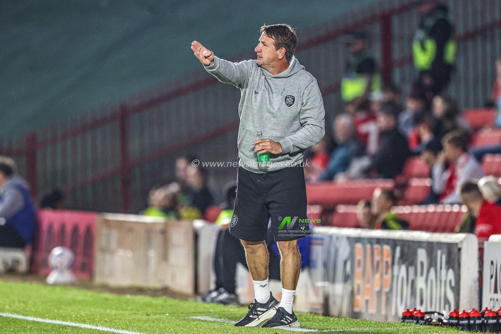 Daniel Stendel manager of Barnsley gives his team instructions during the Sky Bet League One match Barnsley vs Blackpool at Oakwell, Barnsley, United Kingdom on 02 September 2026

(Photo by Alfie Cosgrove/News Images)