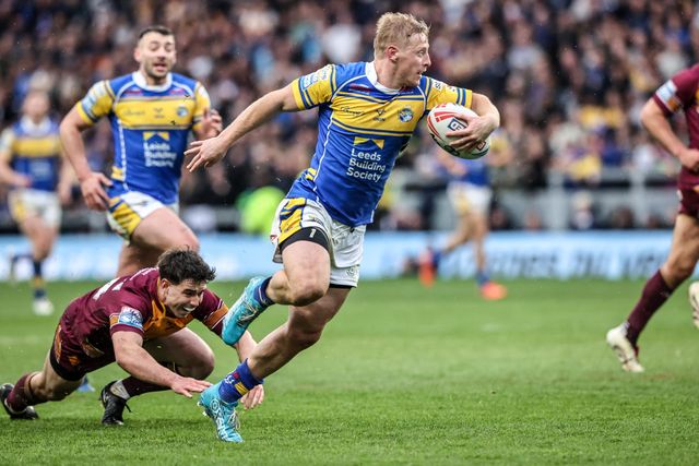 Lachlan Miller of Leeds Rhinos goes over for a try during the Betfred Super League Round 8 match Leeds Rhinos vs Huddersfield Giants at Headingley Stadium, Leeds, United Kingdom, 18th April 2025

(Photo by Alfie Cosgrove/News Images)