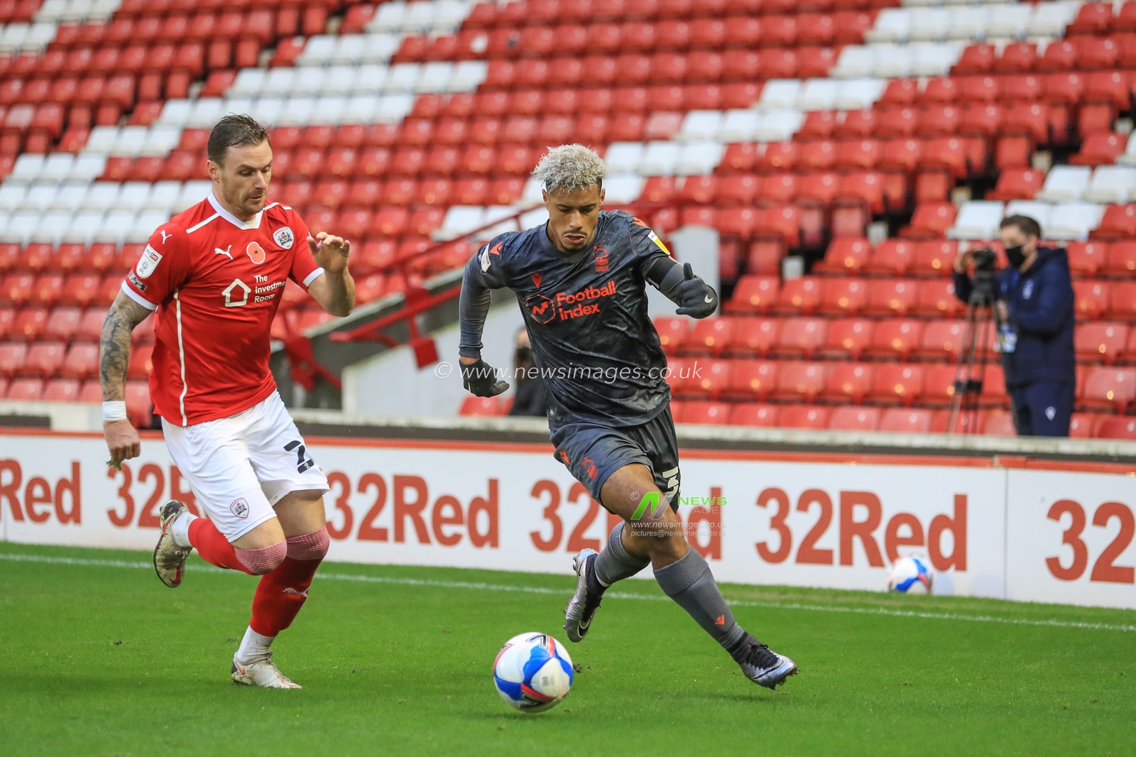 Lyle Taylor #33 of Nottingham Forest breaks as Michael Sollbauer #26 of Barnsley tracks him
