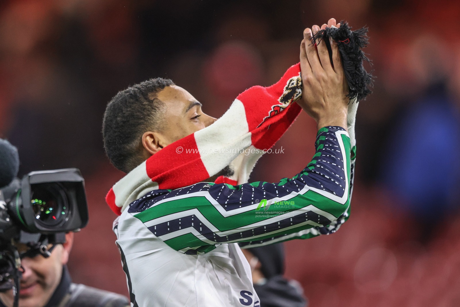 Wilson Isidor of Sunderland celebrates the win with the fans during the Sky Bet Championship match Middlesbrough vs Sunderland at Riverside Stadium, Middlesbrough, United Kingdom, 3rd February 2025

(Photo by Alfie Cosgrove/News Images)