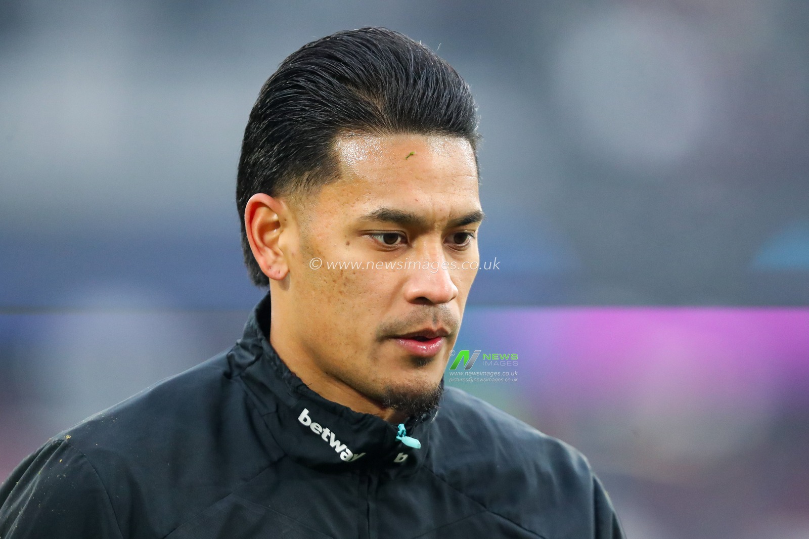 Alphonse Areola of West Ham United warms up prior to the Premier League match West Ham United vs Crystal Palace at London Stadium, London, United Kingdom, 18th January 2025

(Photo by Izzy Poles/News Images)