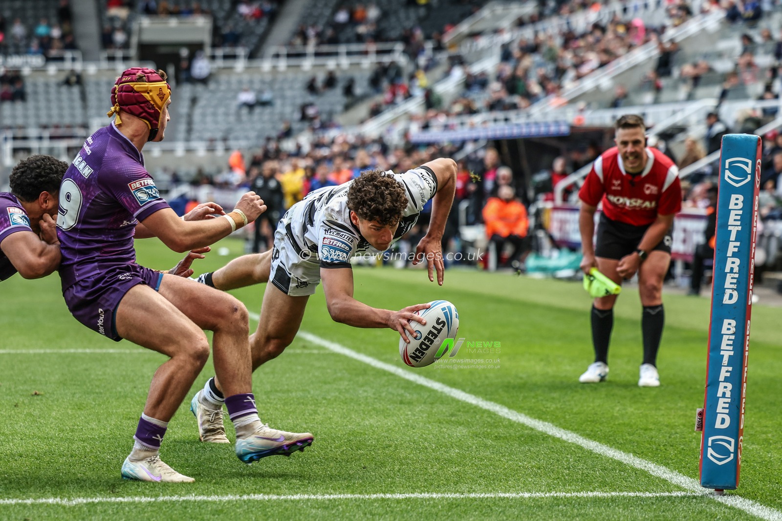 Lewis Martin of Hull FC goes over for a try during the Betfred Magic Weekend 2025 match Huddersfield Giants vs Hull FC at St. James's Park, Newcastle, United Kingdom, 4th May 2025

(Photo by Mark Cosgrove/News Images)