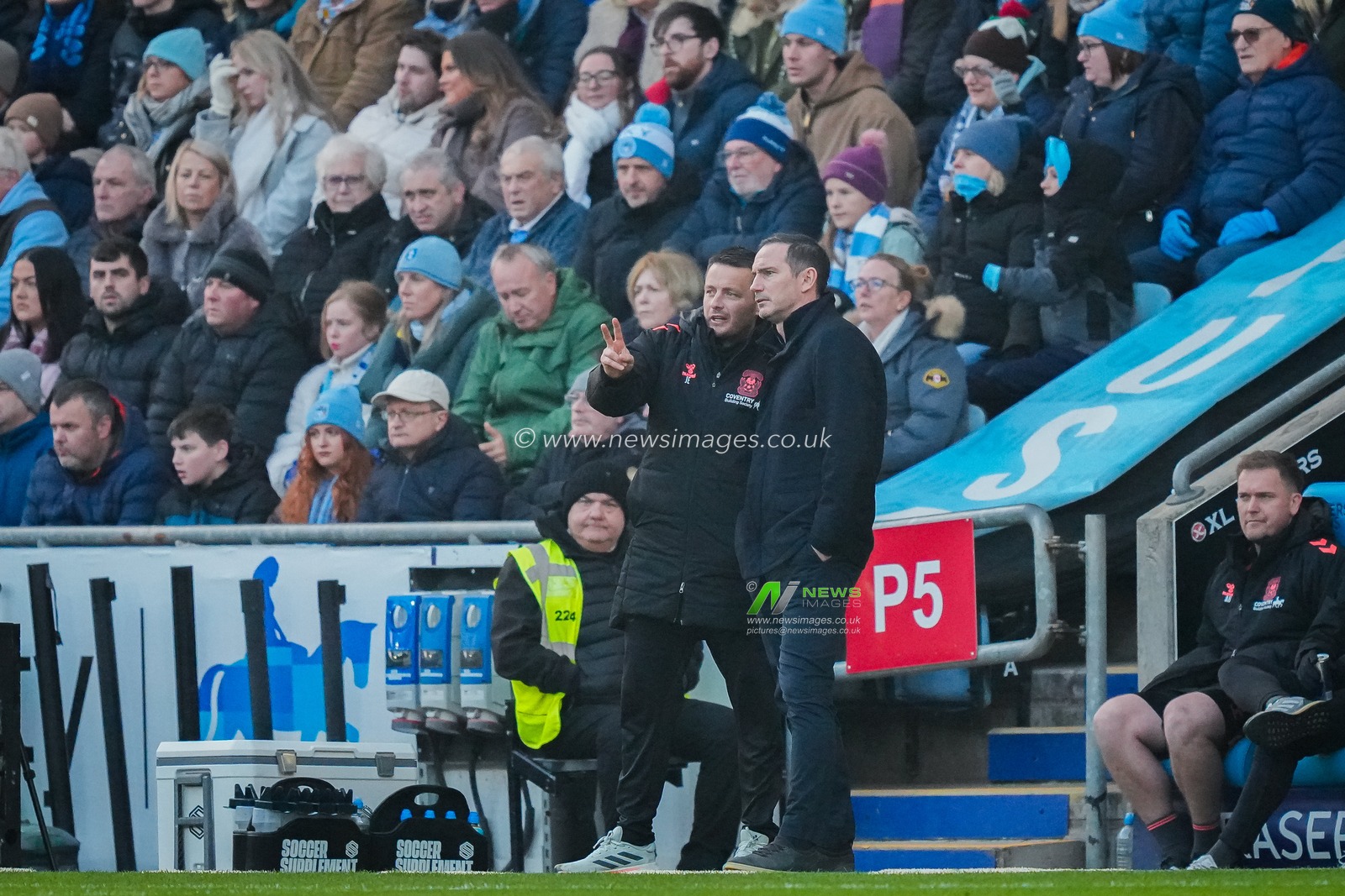 Coventry City Manager Frank Lampard speaks to his coaching staff during the Sky Bet Championship match Coventry City vs Swansea City at Coventry Building Society Arena, Coventry, United Kingdom, 26th December 2025

(Photo by Maynard Manyowa/News Images)

*** GER AUT SUI OUT ***