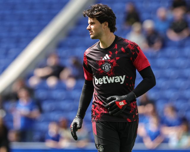 Manchester United goalkeeper Senne Lammens in the pregame warmup session during the Premier League match Everton vs Manchester United at Hill Dickinson Stadium, Liverpool, United Kingdom on 06 September 2026

(Photo by Mark Cosgrove/News Images)