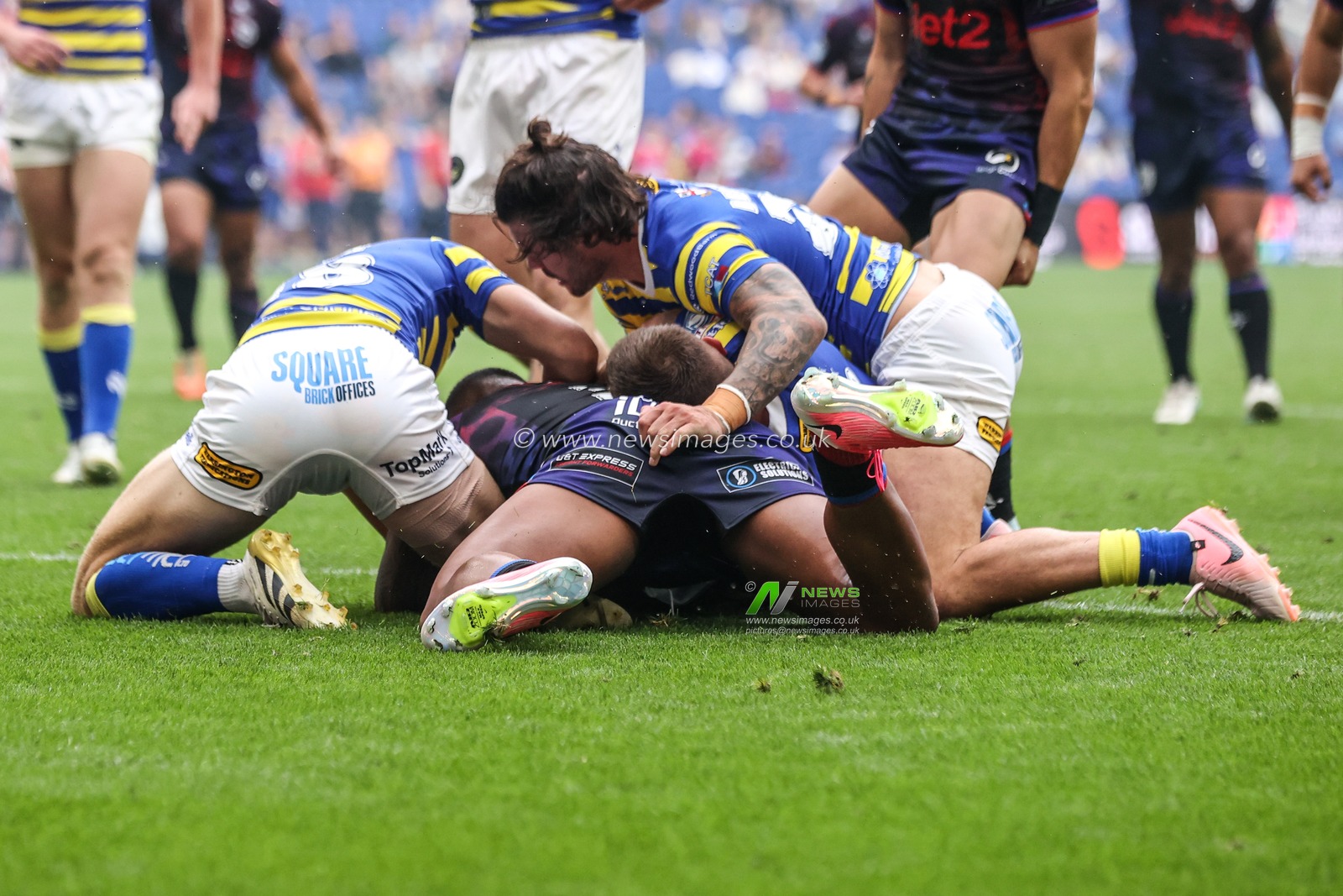 Tesi Niu of Leigh Leopards goes over for a try during the Betfred Super League Magic Weekend match Leigh Leopards vs Warrington Wolves at Leigh Sports Village, Leigh, United Kingdom on 04 July 2026

(Photo by Alfie Cosgrove/News Images)