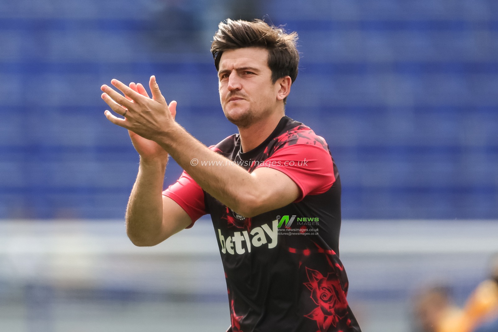 Harry Maguire of Manchester United applauds the fans during the Premier League match Everton vs Manchester United at Hill Dickinson Stadium, Liverpool, United Kingdom on 06 September 2026

(Photo by Mark Cosgrove/News Images)