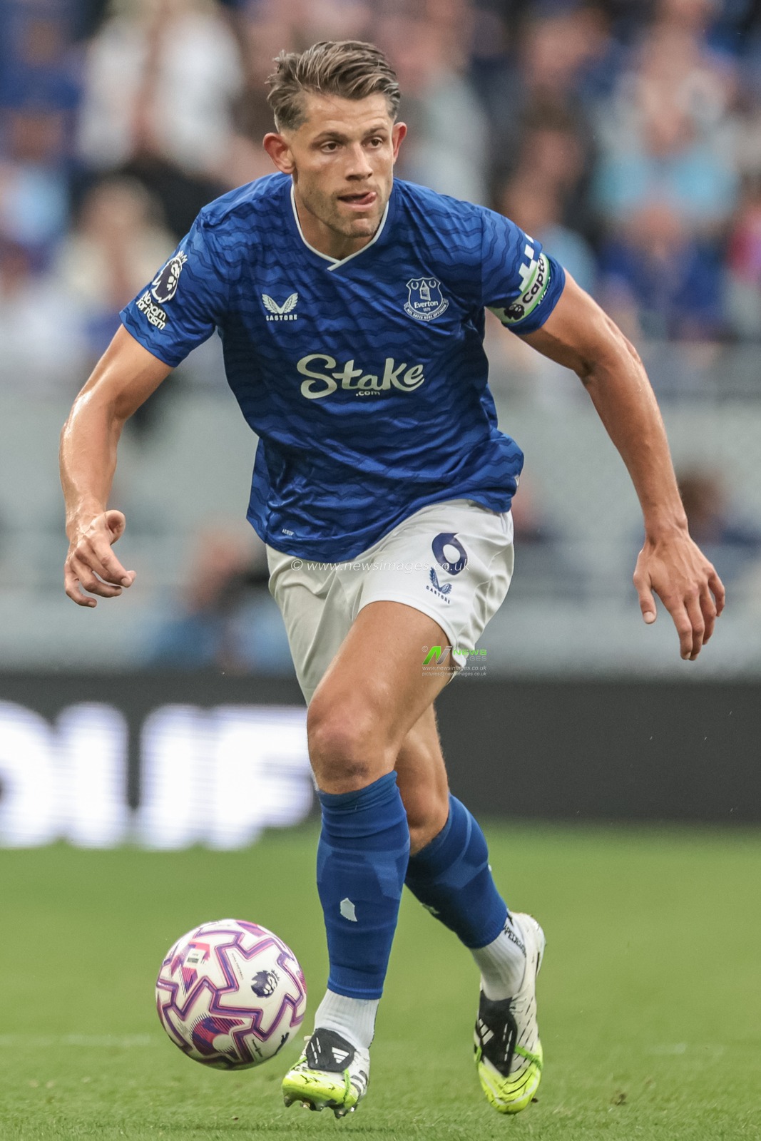 James Tarkowski of Everton breaks with the ball during the Pre-season friendly match Everton vs A.S. Roma at Hill Dickinson Stadium, Liverpool, United Kingdom, 9th August 2025

(Photo by Mark Cosgrove/News Images)