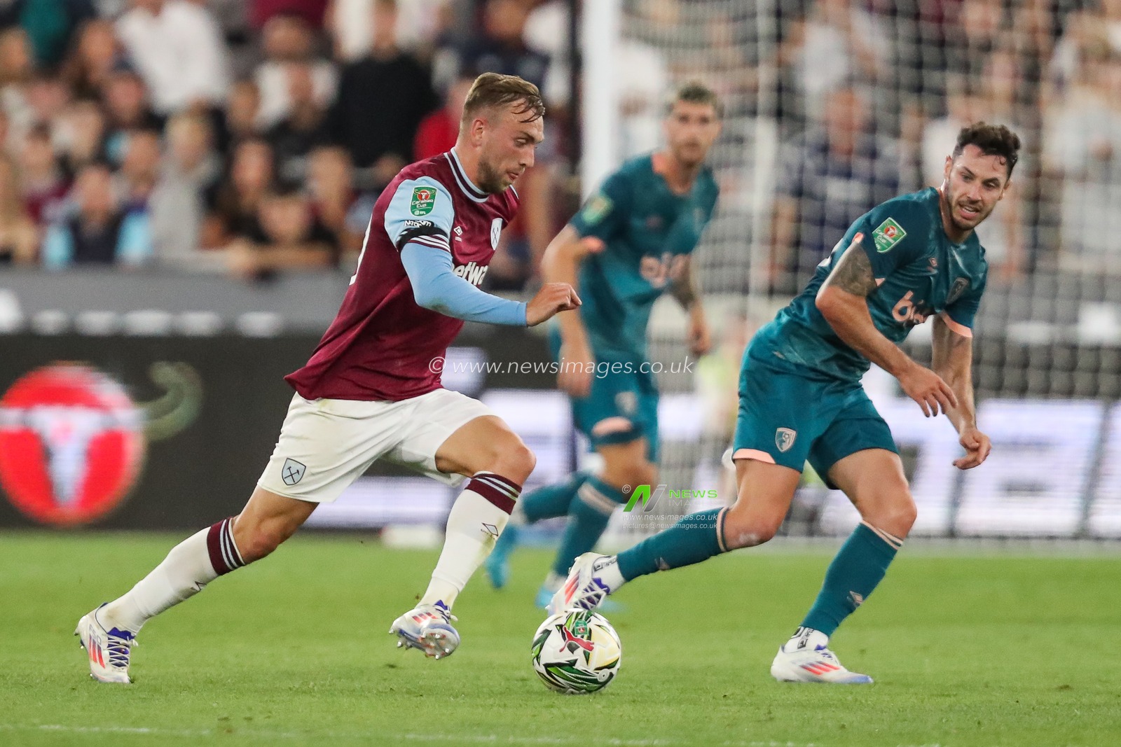 Jarrod Bowen of West Ham United makes a break with the ball during the Carabao Cup match West Ham United vs Bournemouth at London Stadium, London, United Kingdom, 28th August 2024

(Photo by Izzy Poles/News Images)