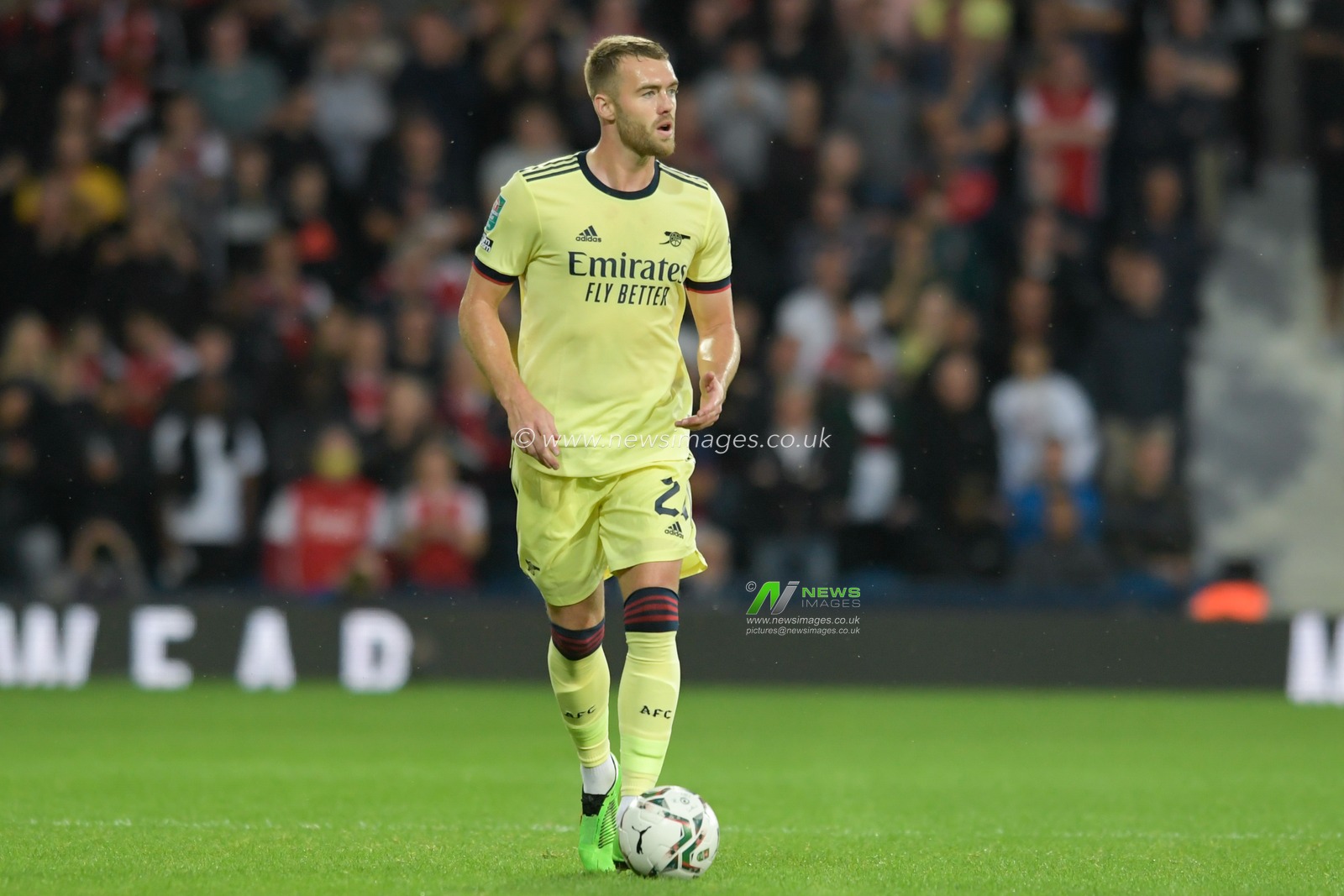 Calum Chambers #21 of Arsenal looks for a passing option