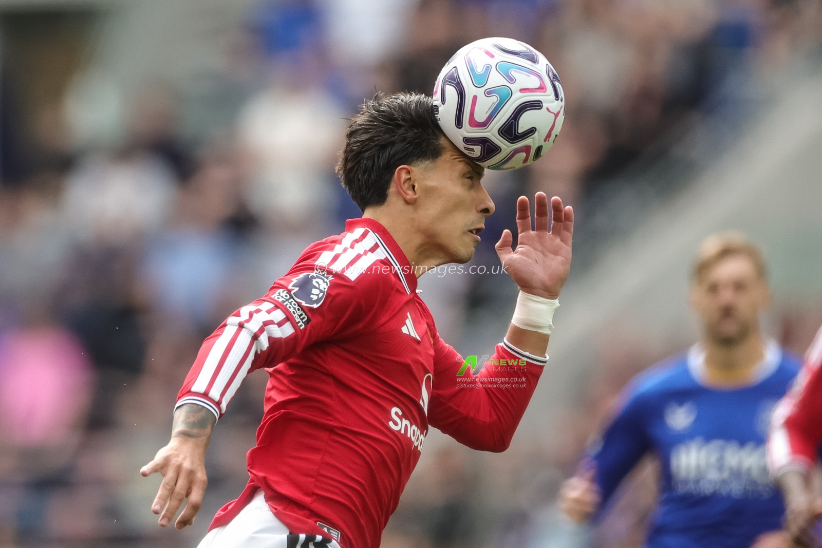 Lisandro Martinez of Manchester United heads the ball during the Premier League match Everton vs Manchester United at Hill Dickinson Stadium, Liverpool, United Kingdom on 06 September 2026

(Photo by Mark Cosgrove/News Images)