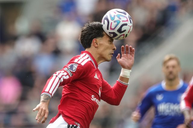 Lisandro Martinez of Manchester United heads the ball during the Premier League match Everton vs Manchester United at Hill Dickinson Stadium, Liverpool, United Kingdom on 06 September 2026

(Photo by Mark Cosgrove/News Images)