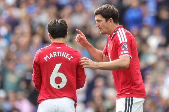 Harry Maguire of Manchester United speaks with Lisandro Martinez of Manchester United during the Premier League match Everton vs Manchester United at Hill Dickinson Stadium, Liverpool, United Kingdom on 06 September 2026

(Photo by Mark Cosgrove/News Images)