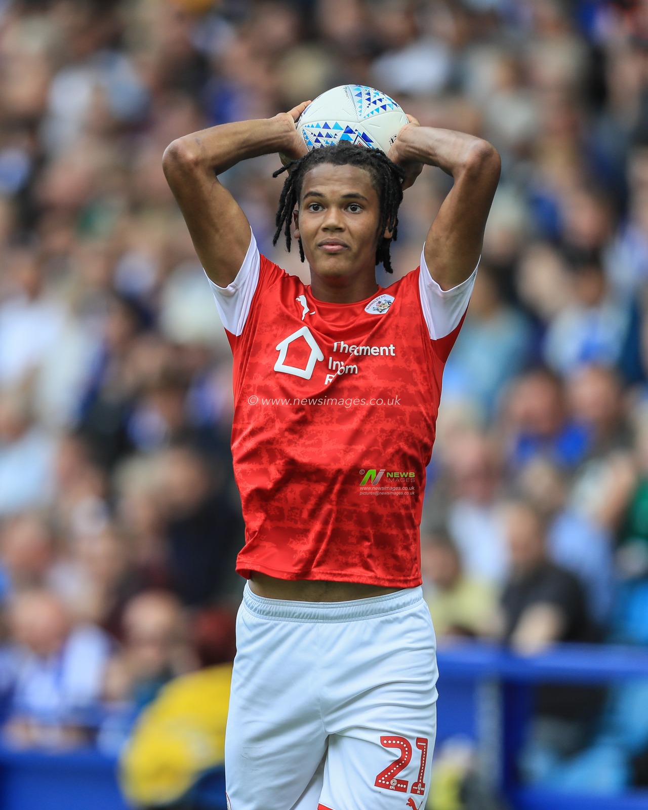 10th August 2019 , Hillsborough, Sheffield, England; Sky Bet Championship, Sheffield Wednesday vs Barnsley : Toby Sibbick (21) of Barnsley takes a throw-in 

Credit: Mark Cosgrove/News Images

English Football League images are subject to DataCo Licence