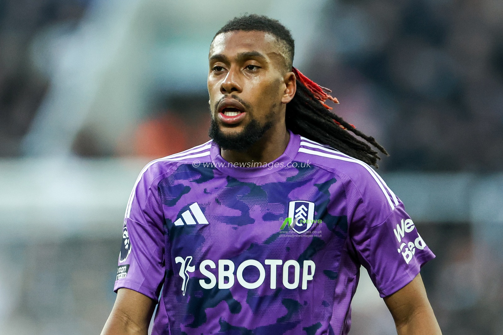 Alex Iwobi of Fulham looks on during the Premier League match Newcastle United vs Fulham at St. James's Park, Newcastle, United Kingdom, 1st February 2025

(Photo by Mark Cosgrove/News Images)