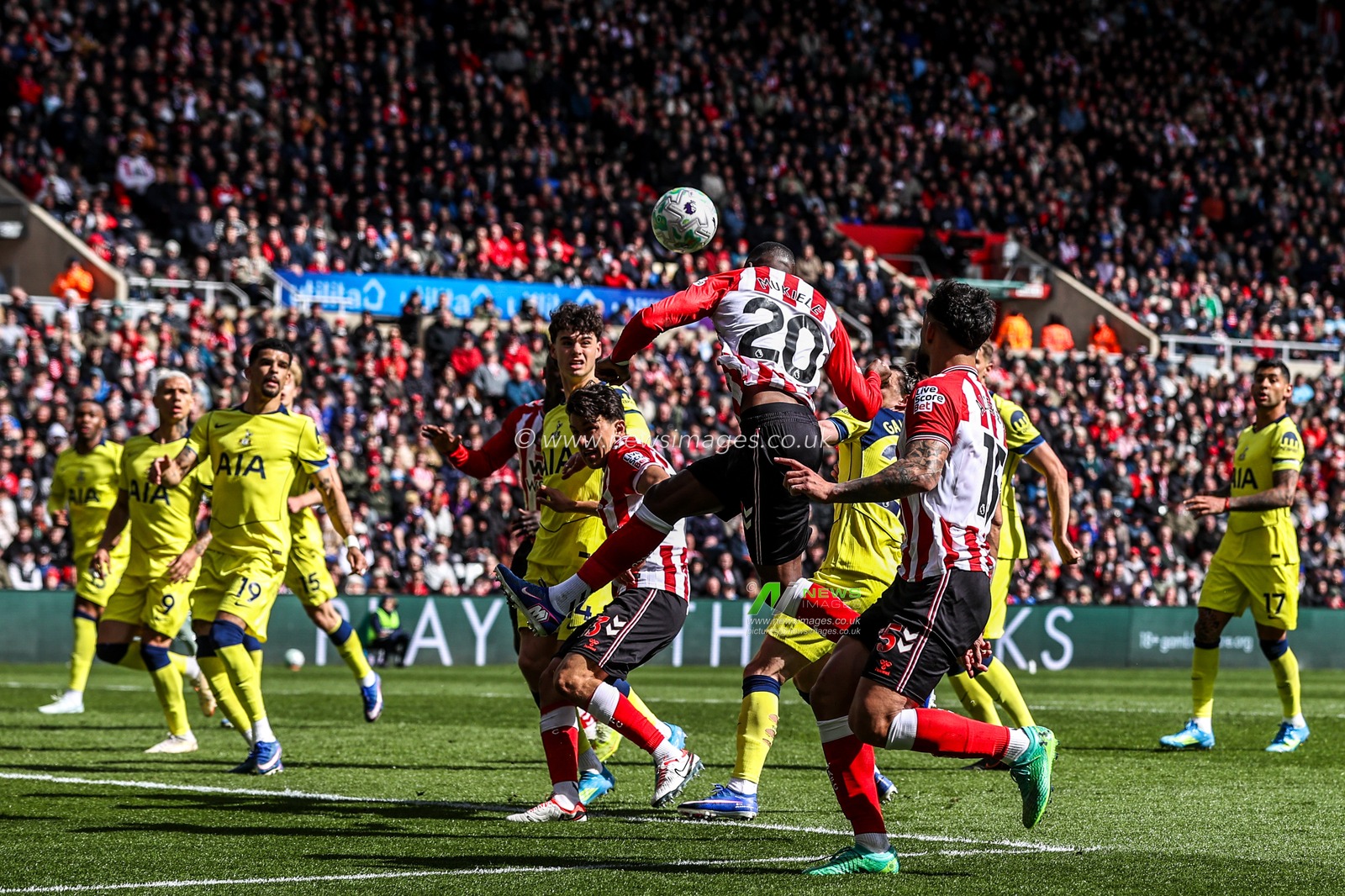 Nordi Mukiele of Sunderland heads on goal during the Premier League match Sunderland vs Tottenham Hotspur at Stadium Of Light, Sunderland, United Kingdom on 12 April 2026

(Photo by Alfie Cosgrove/News Images)