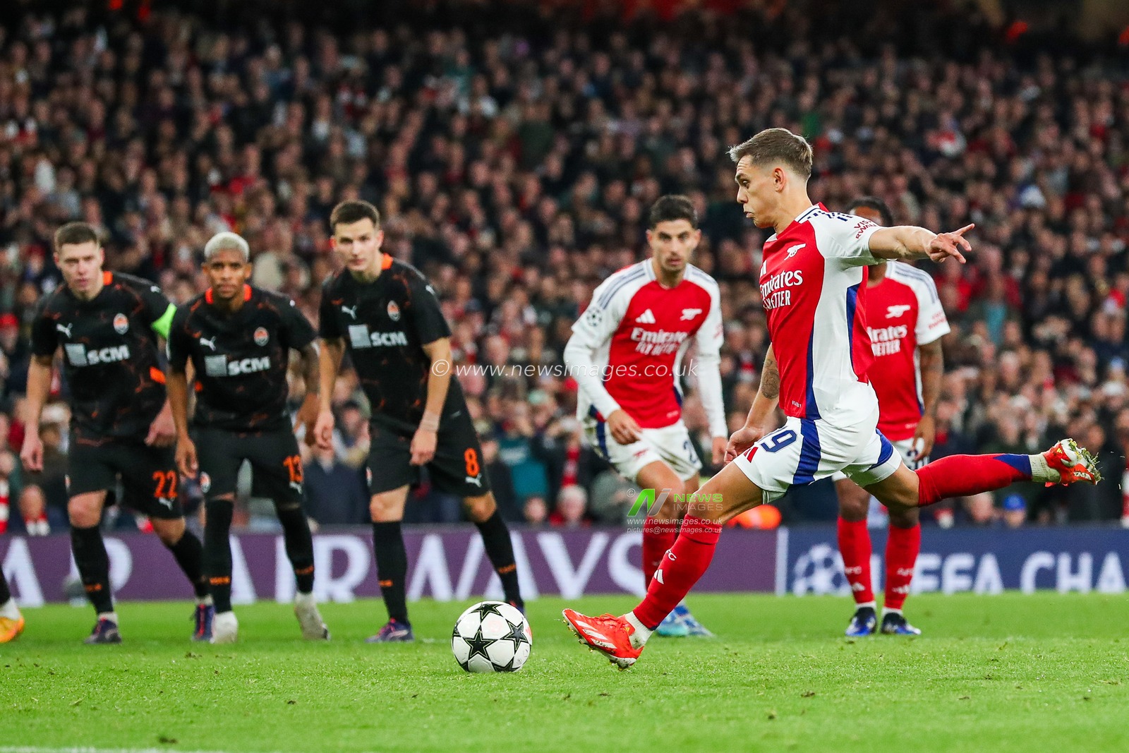 Leandro Trossard of Arsenal misses his penalty during the UEFA Champions League, League Stage Arsenal vs FC Shakhtar Donetsk at Emirates Stadium, London, United Kingdom, 22nd October 2024

(Photo by Izzy Poles/News Images)
