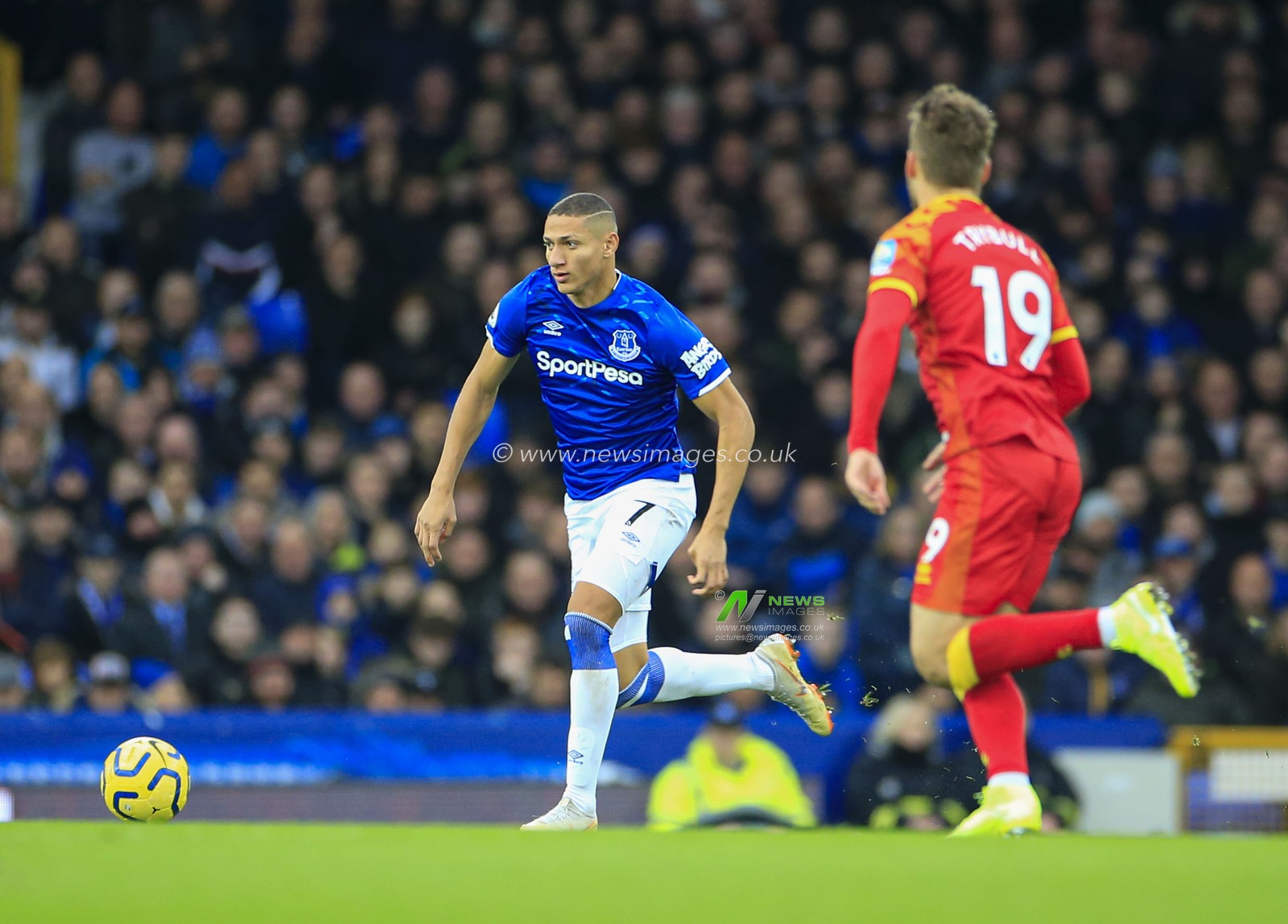 23rd November 2019, Goodison Park, Liverpool, England; Premier League, Everton v Norwich City : Richarlison (7) of Everton runs with the ball

Credit: Conor Molloy/News Images