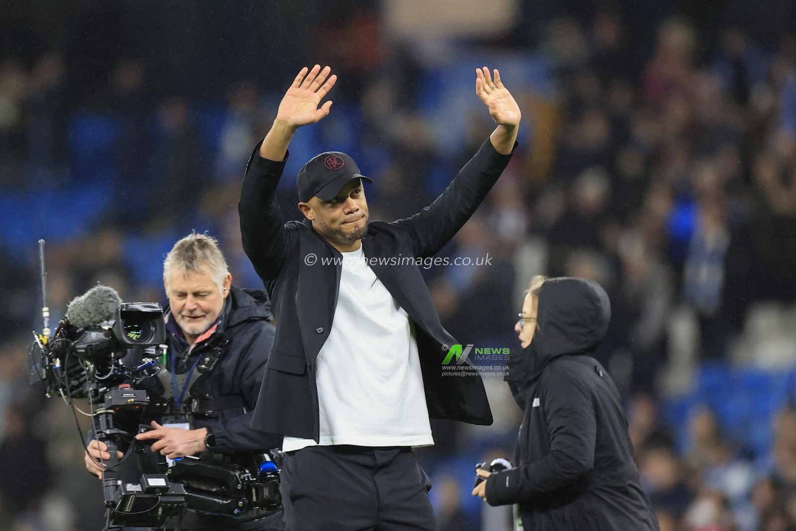 Vincent Kompany the Burnley manager waves to the fans at the end of the Emirates FA Cup Quarter Final match Manchester City vs Burnley at Etihad Stadium, Manchester, United Kingdom, 18th March 2023

(Photo by Conor Molloy/News Images)