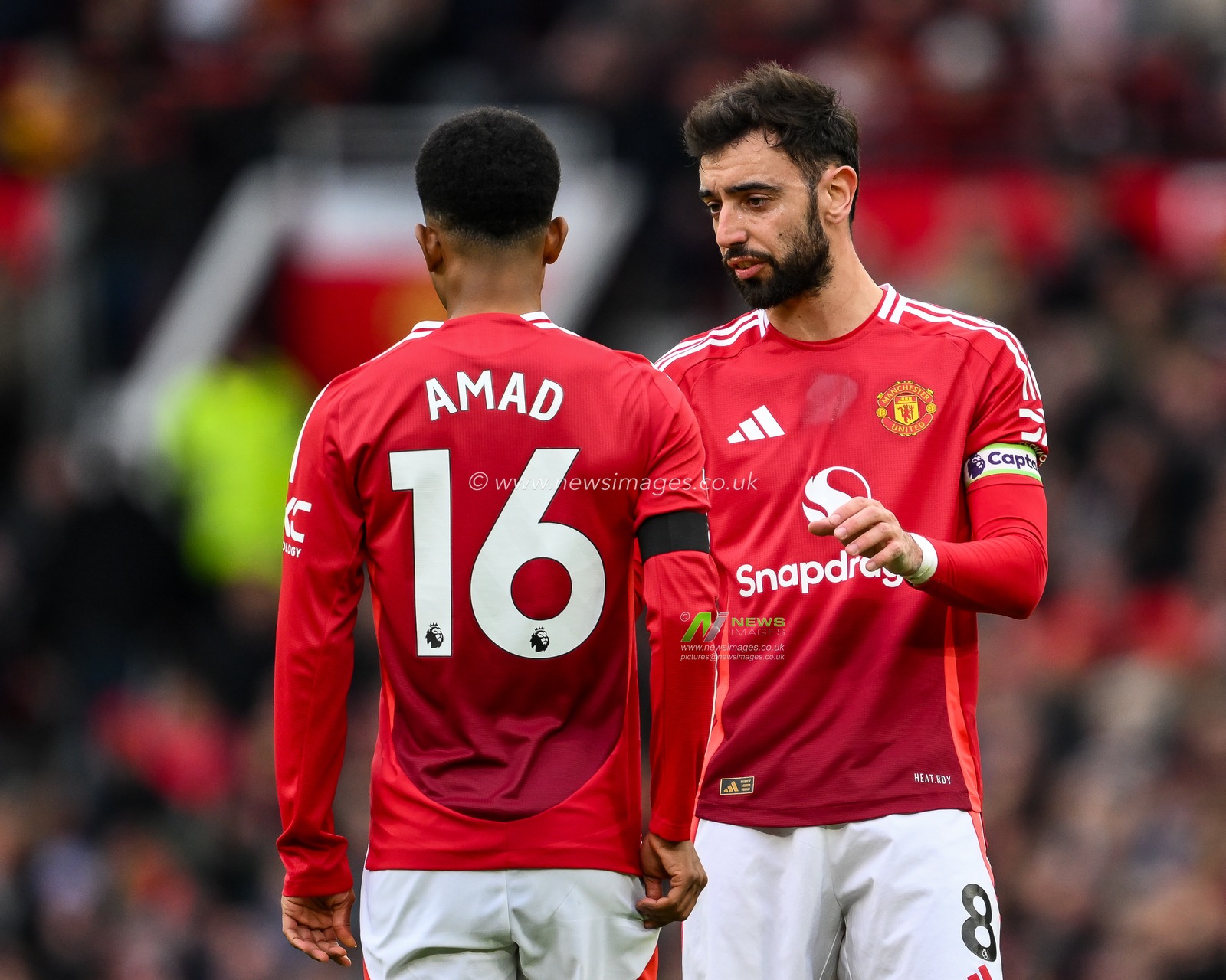 Bruno Fernandes of Manchester United gives his team instructions to Amad Diallo during the Premier League match Manchester United vs Crystal Palace at Old Trafford, Manchester, United Kingdom, 2nd February 2025

(Photo by Craig Thomas/News Images)