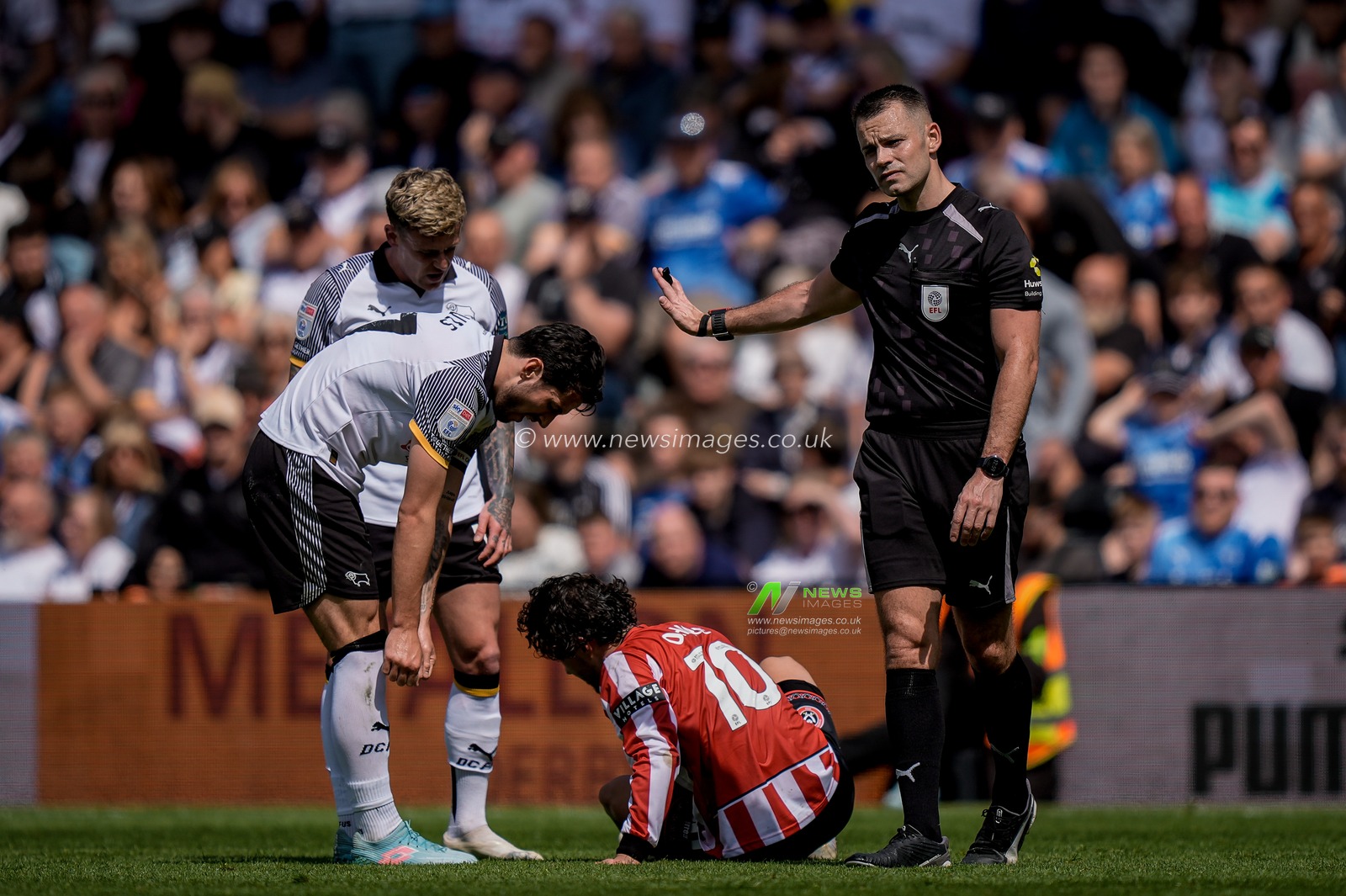 Referee Tom Nield blows for a foul on Callum O'Hare of Sheffield United during the Sky Bet Championship match Derby County vs Sheffield United at Pride Park Stadium, Derby, United Kingdom on 02 May 2026

(Photo by Maynard Manyowa/News Images)