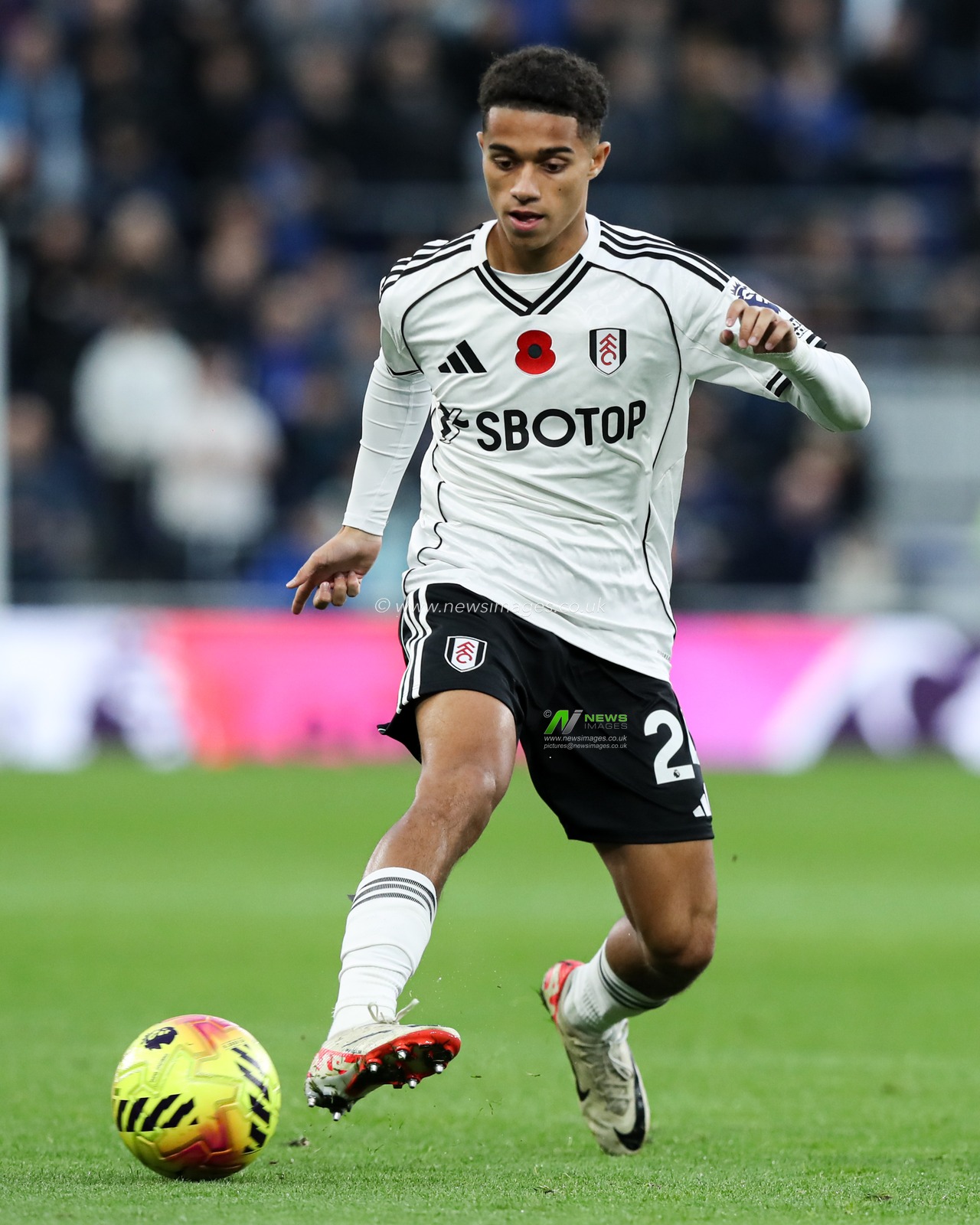 Joshua King of Fulham with ball at his feet during the Premier League match Everton vs Fulham at Hill Dickinson Stadium, Liverpool, United Kingdom, 8th November 2025

(Photo by Jorge Horsted/News Images)

*** GER AUT SUI OUT ***
