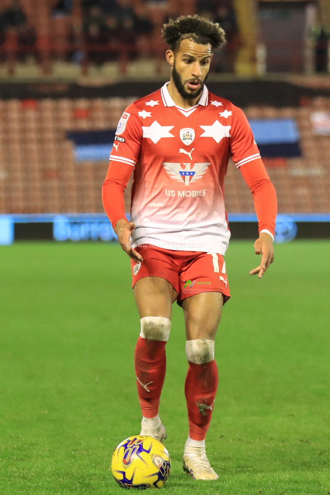 Barry Cotter #17 of Barnsley during the Sky Bet League 1 match Barnsley vs Wycombe Wanderers at Oakwell, Barnsley, United Kingdom, 28th November 2023

(Photo by Alfie Cosgrove/News Images)