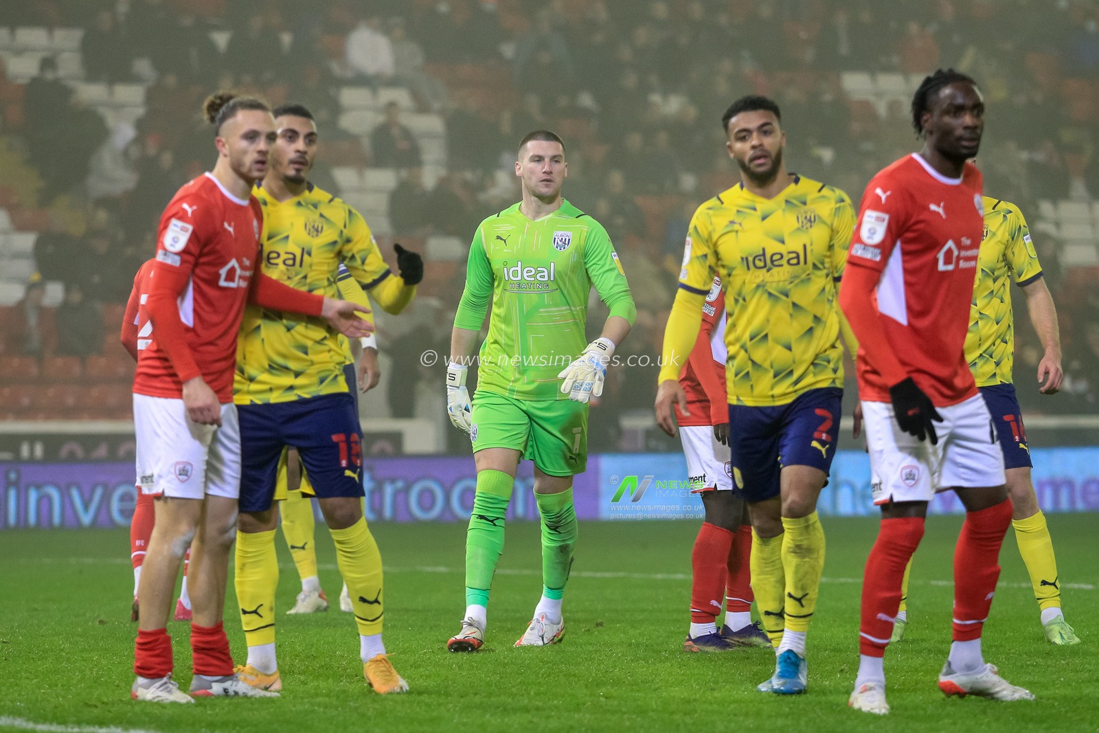 Sam Johnstone #1 of West Bromwich Albion joins the attack late in stoppage time