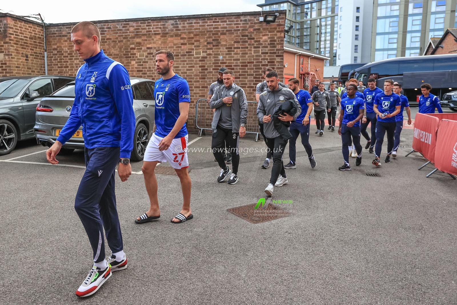 Nottingham Forest players gate crash Sheffield United arrival