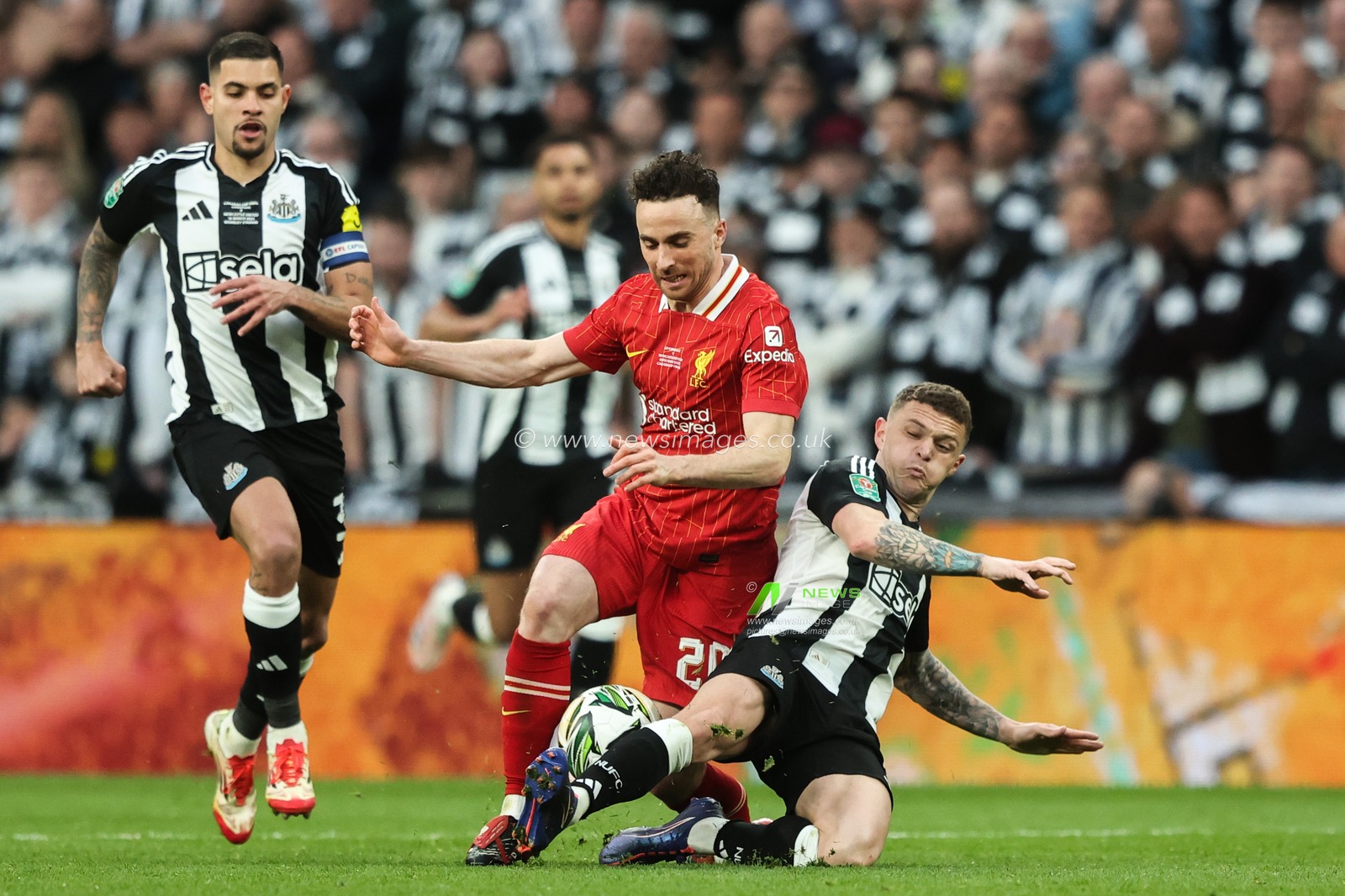 Kieran Trippier of Newcastle United tackles Diogo Jota of Liverpool during the Carabao Cup Final match Liverpool vs Newcastle United at Wembley Stadium , London, United Kingdom, 16th March 2025

(Photo by Alfie Cosgrove/News Images)