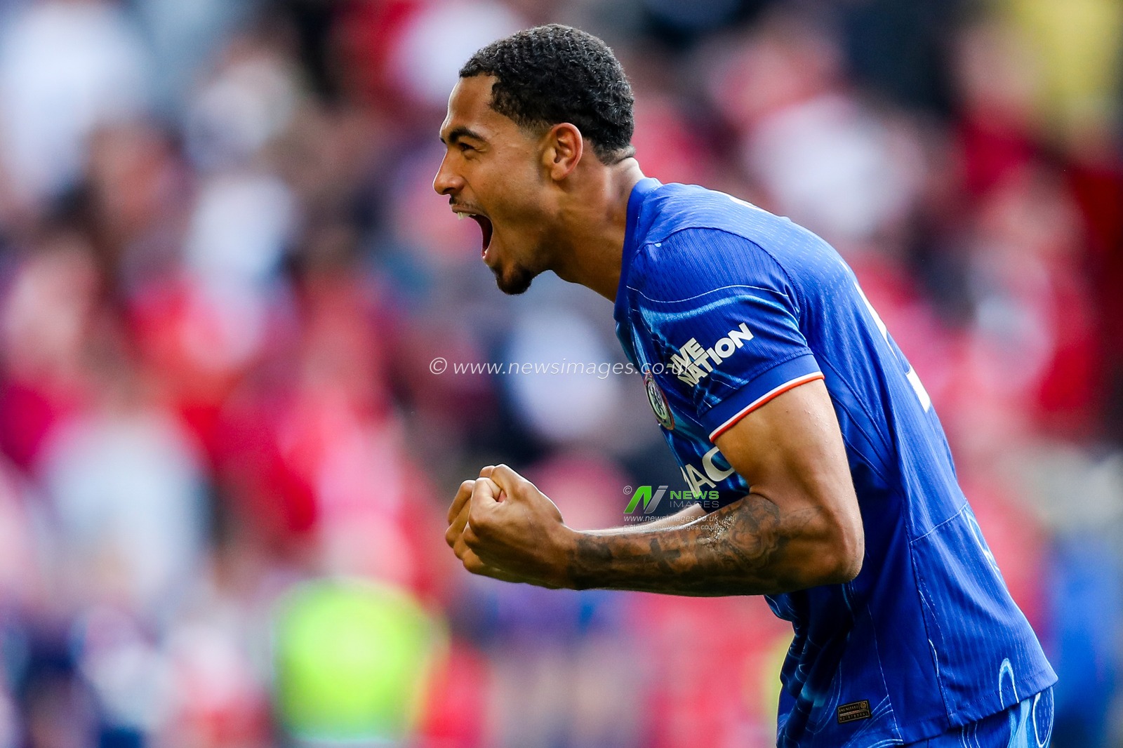Chelsea celebrate their Champions League place after the teams victory following the Premier League match Nottingham Forest vs Chelsea at City Ground, Nottingham, United Kingdom, 25th May 2025

(Photo by Izzy Poles/News Images)