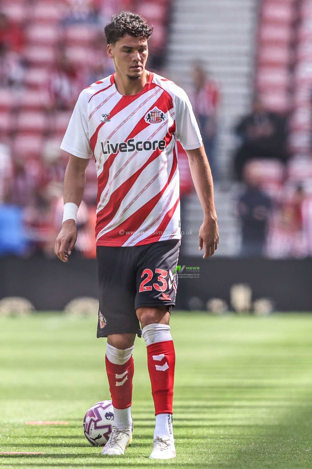 Jenson Seelt of Sunderland in the pregame warmup session during the Premier League match Sunderland vs West Ham United at Stadium Of Light, Sunderland, United Kingdom, 16th August 2025

(Photo by Alfie Cosgrove/News Images)