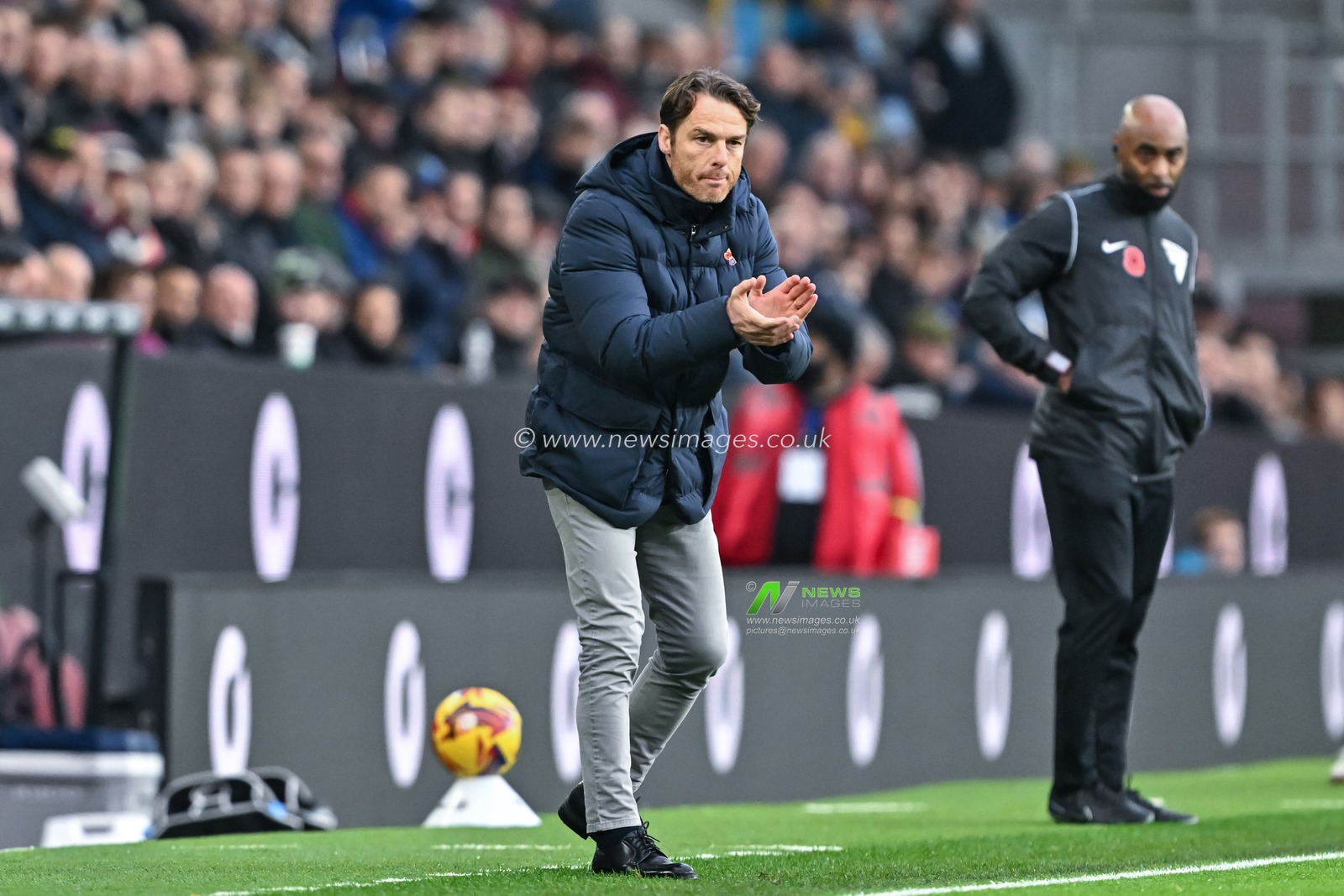 Scott Parker manager of Burnley encourages during the Sky Bet Championship match Burnley vs Swansea City at Turf Moor, Burnley, United Kingdom, 10th November 2024

(Photo by Cody Froggatt/News Images)