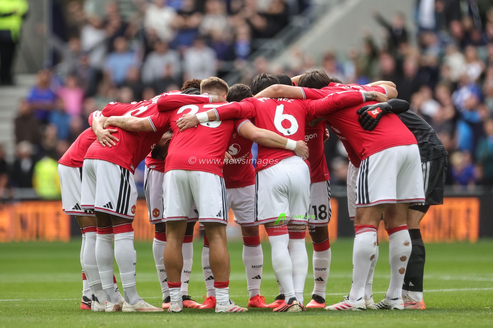 Manchester United team huddle during the Premier League match Everton vs Manchester United at Hill Dickinson Stadium, Liverpool, United Kingdom on 06 September 2026

(Photo by Mark Cosgrove/News Images)