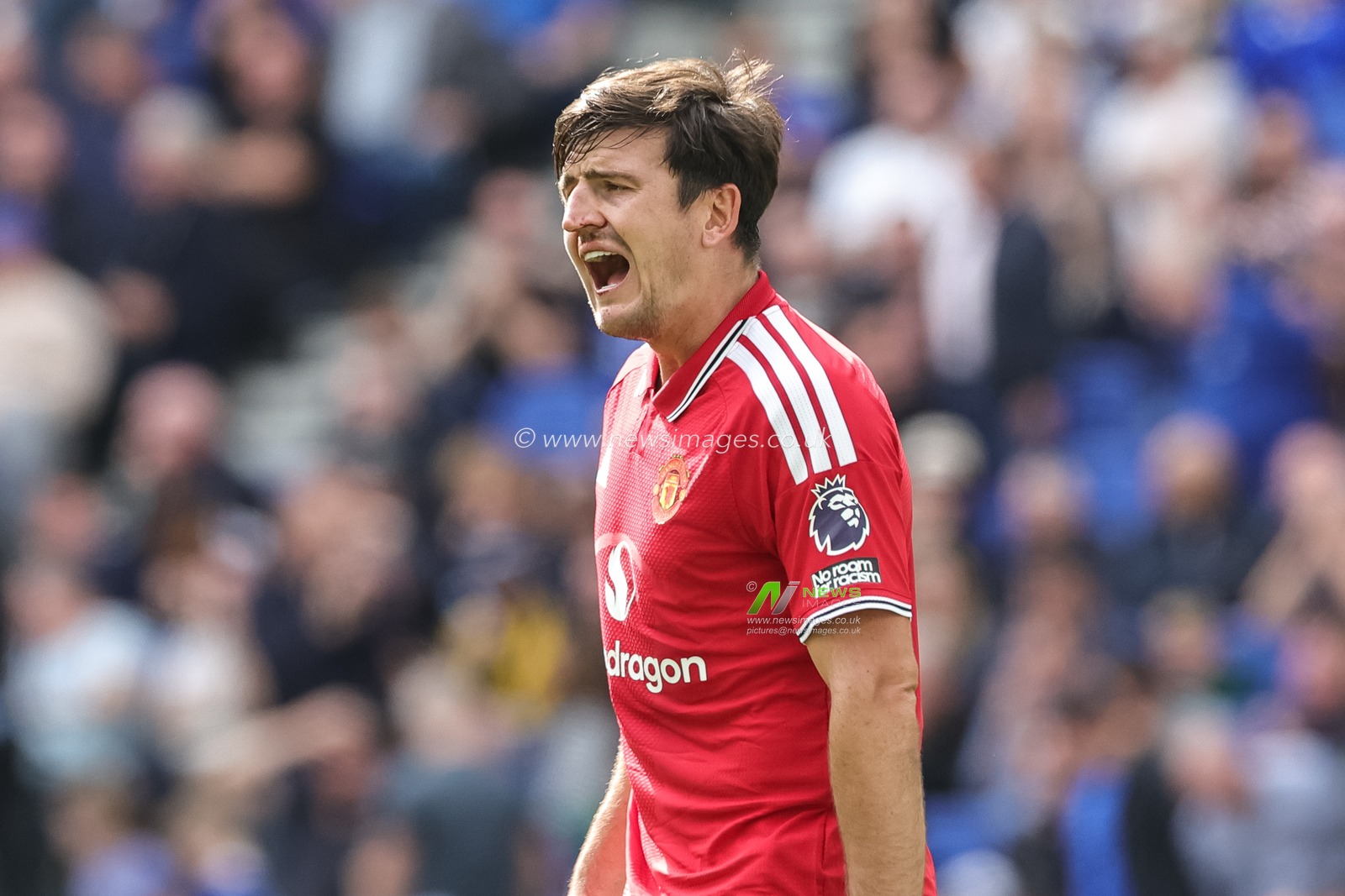 Harry Maguire of Manchester United gives his team instructions during the Premier League match Everton vs Manchester United at Hill Dickinson Stadium, Liverpool, United Kingdom on 06 September 2026

(Photo by Mark Cosgrove/News Images)
