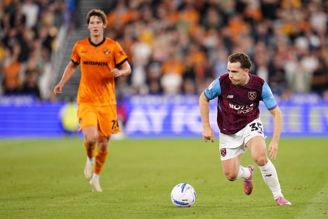 Edvin Austbø of West Ham United with the ball during the Sky Bet Championship match West Ham United vs Wolverhampton Wanderers at London Stadium, London, United Kingdom on 01 September 2026

(Photo by Harvey Murphy/News Images)