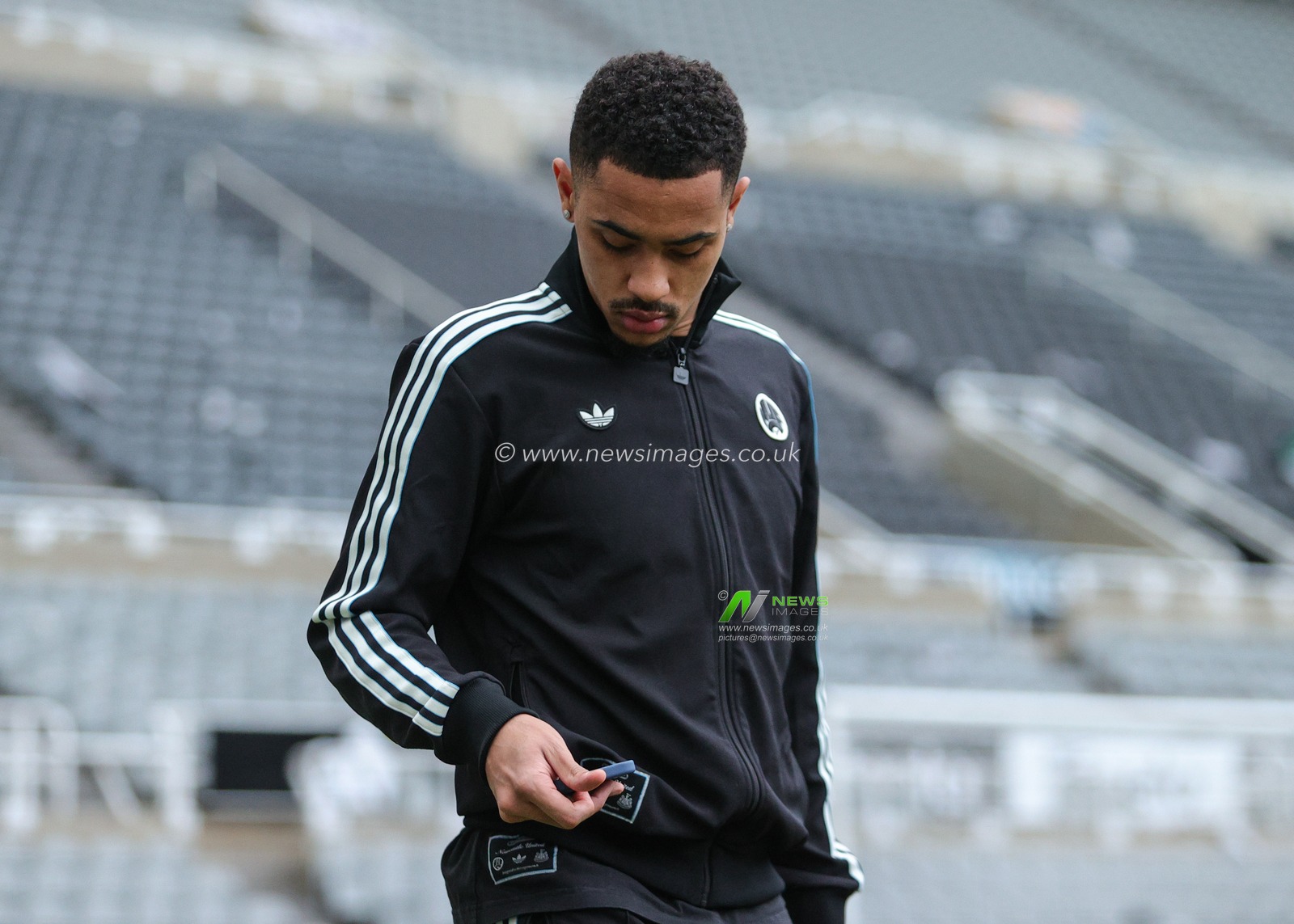 Joe Willock of Newcastle United arrives ahead of  the Premier League match Newcastle Untied vs Brentford at St. James's Park, Newcastle, United Kingdom on 07 February 2026

(Photo by Richard Bierton/News Images)