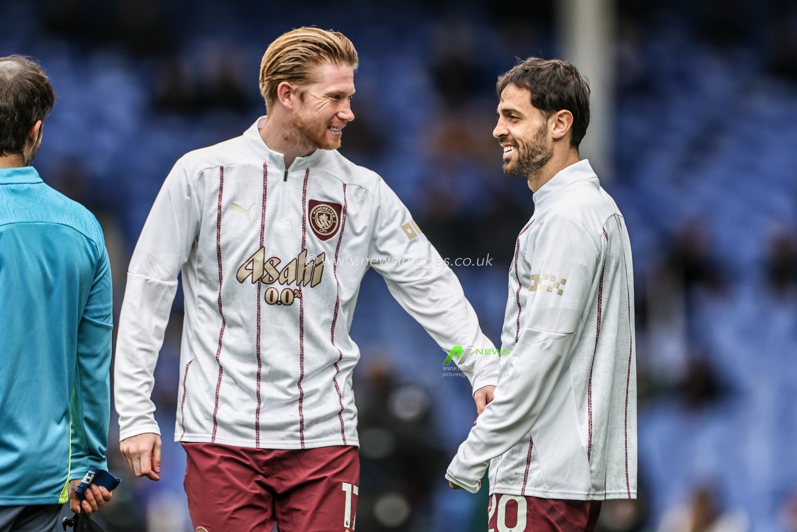 Kevin De Bruyne of Manchester City and Bernardo Silva of Manchester City in the pregame warmup session during the Premier League match Everton vs Manchester City at Goodison Park, Liverpool, United Kingdom, 19th April 2025

(Photo by Mark Cosgrove/News Images)
