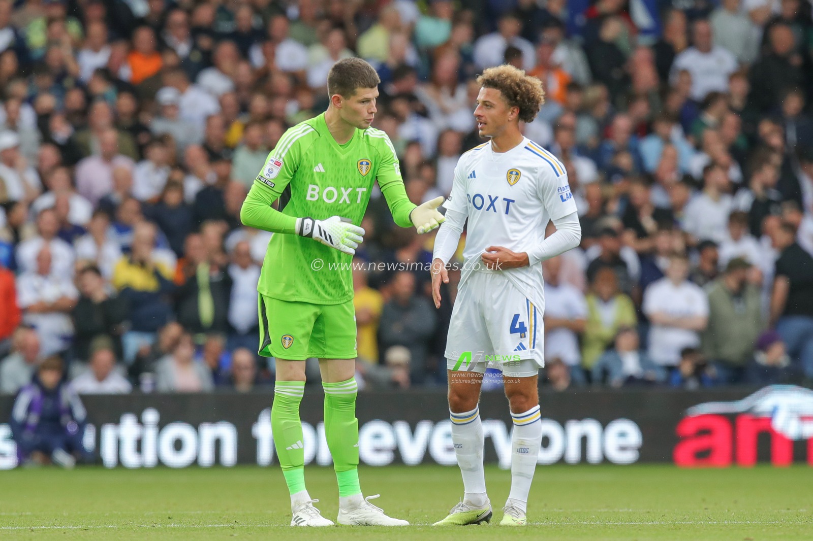 Illan Meslier #1 of Leeds United talks to Ethan Ampadu #4 of Leeds United during the Sky Bet Championship match Leeds United vs Cardiff City at Elland Road, Leeds, United Kingdom, 6th August 2023

(Photo by James Heaton/News Images)