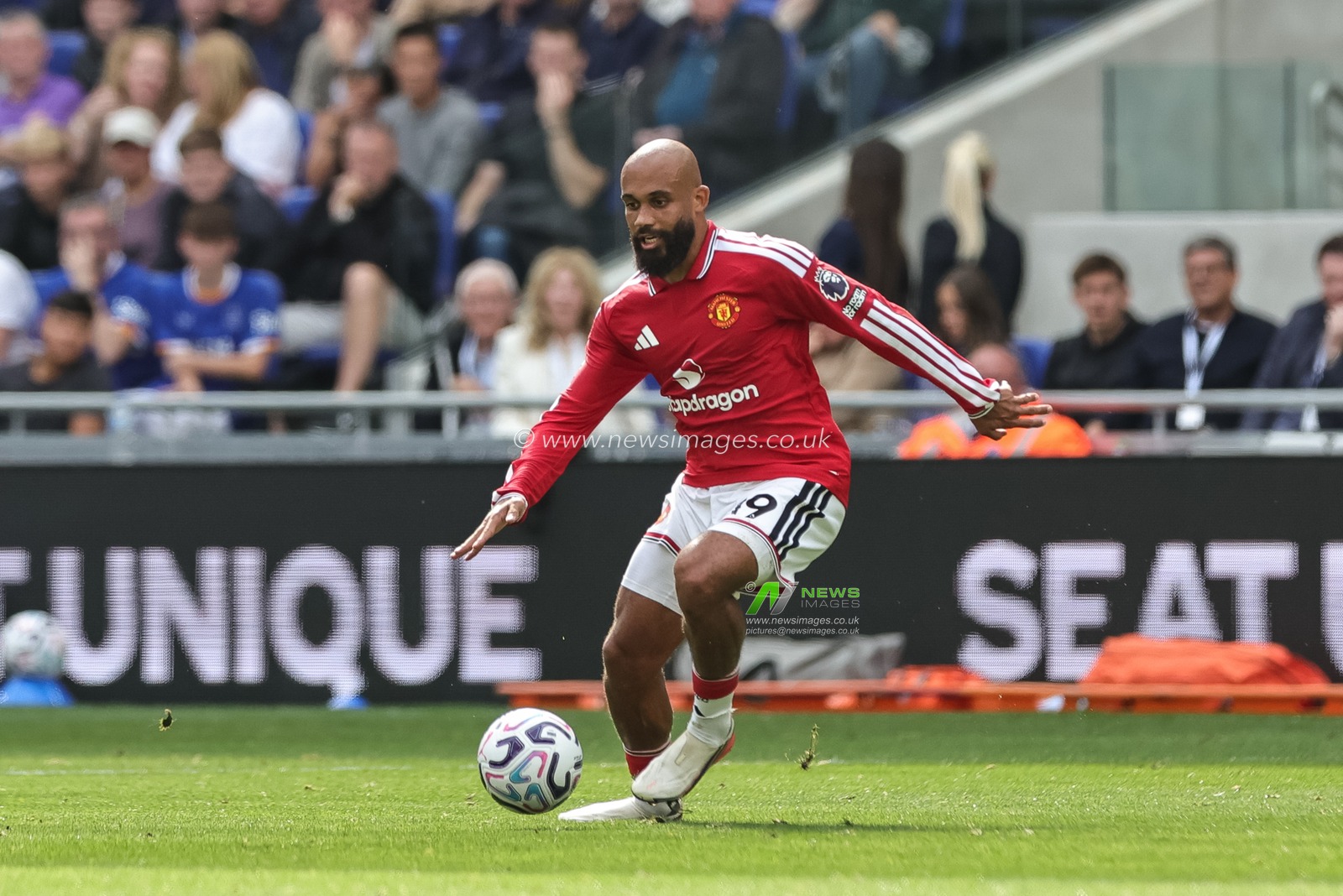 Bryan Mbeumo of Manchester United breaks with the ball during the Premier League match Everton vs Manchester United at Hill Dickinson Stadium, Liverpool, United Kingdom on 06 September 2026

(Photo by Mark Cosgrove/News Images)