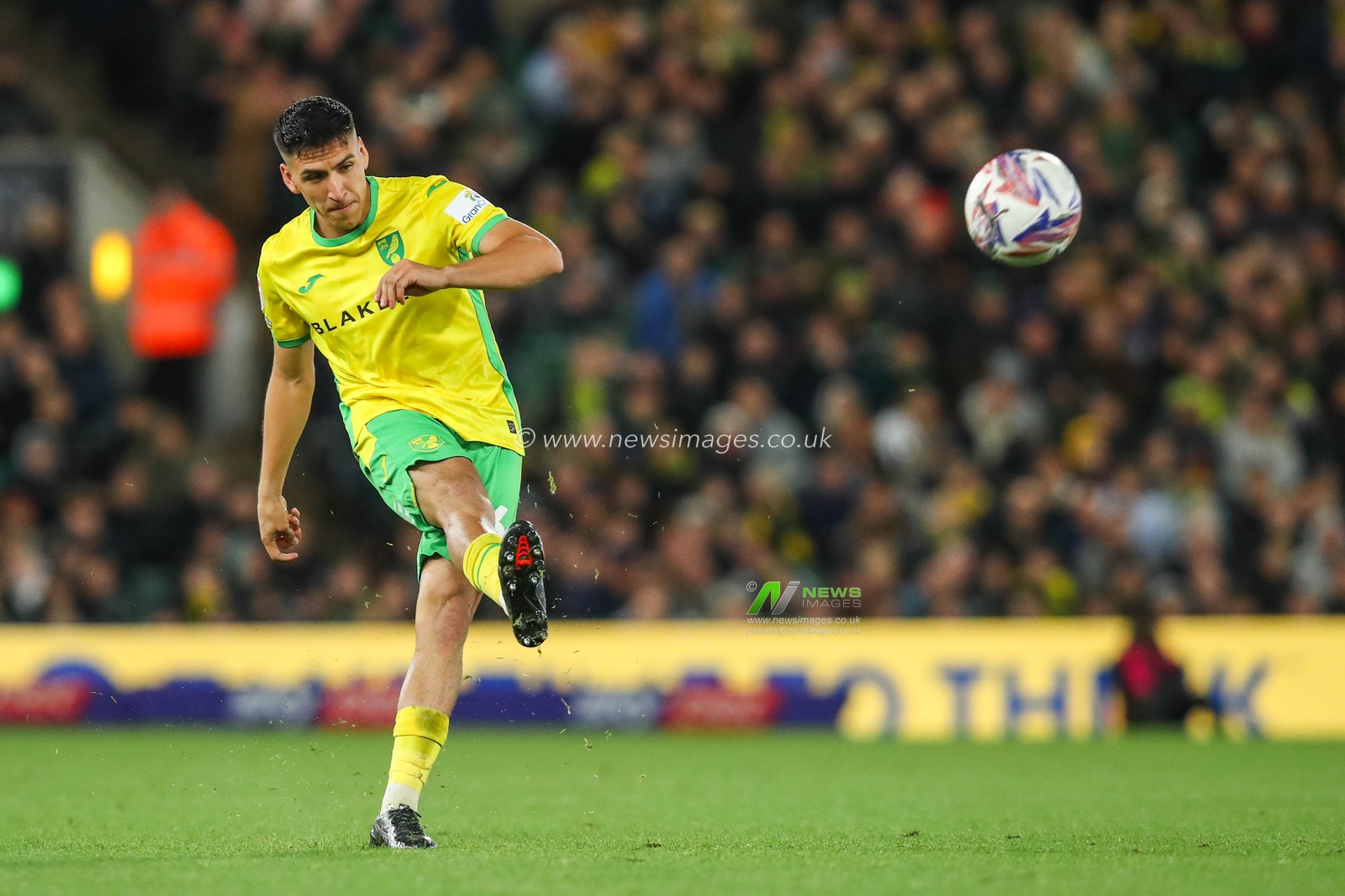 Marcelino Nunez of Norwich City takes a free kick during the Sky Bet Championship match Norwich City vs Leeds United at Carrow Road, Norwich, United Kingdom, 1st October 2024

(Photo by Izzy Poles/News Images)