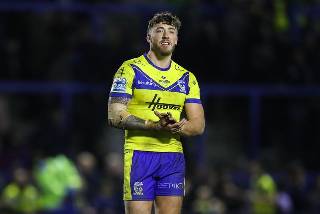 Matty Ashton of Warrington Wolves applauds the home fans after the Betfred Super League Round 2 match Warrington Wolves vs Catalans Dragons at Luke Littler Stadium, Warrington, United Kingdom, 21st February 2025

(Photo by Gareth Evans/News Images)