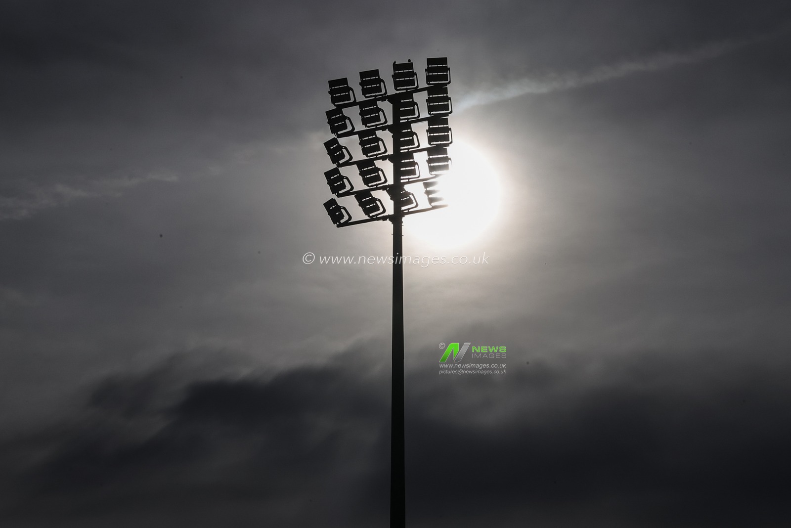 The sun behind a floodlight during the Rugby League Pre Season match Wakefield Trinity vs Hull FC at The Be Well Support Stadium, Wakefield, United Kingdom, 5th February 2023

(Photo by Mark Cosgrove/News Images)