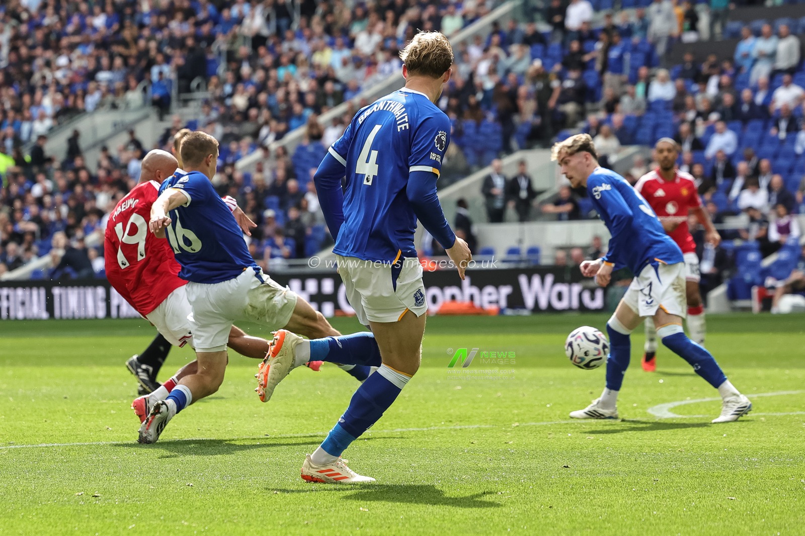 Bryan Mbeumo of Manchester United scores to make it 0-1 during the Premier League match Everton vs Manchester United at Hill Dickinson Stadium, Liverpool, United Kingdom on 06 September 2026

(Photo by Mark Cosgrove/News Images)