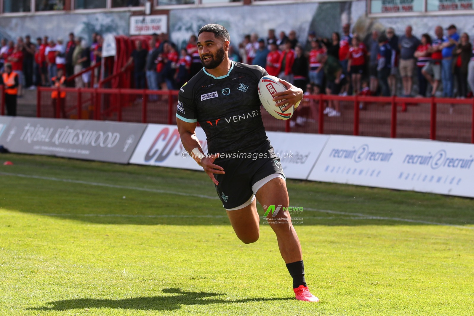 Ricky Leutele #4 of Huddersfield Giants runs for the try line to score his try