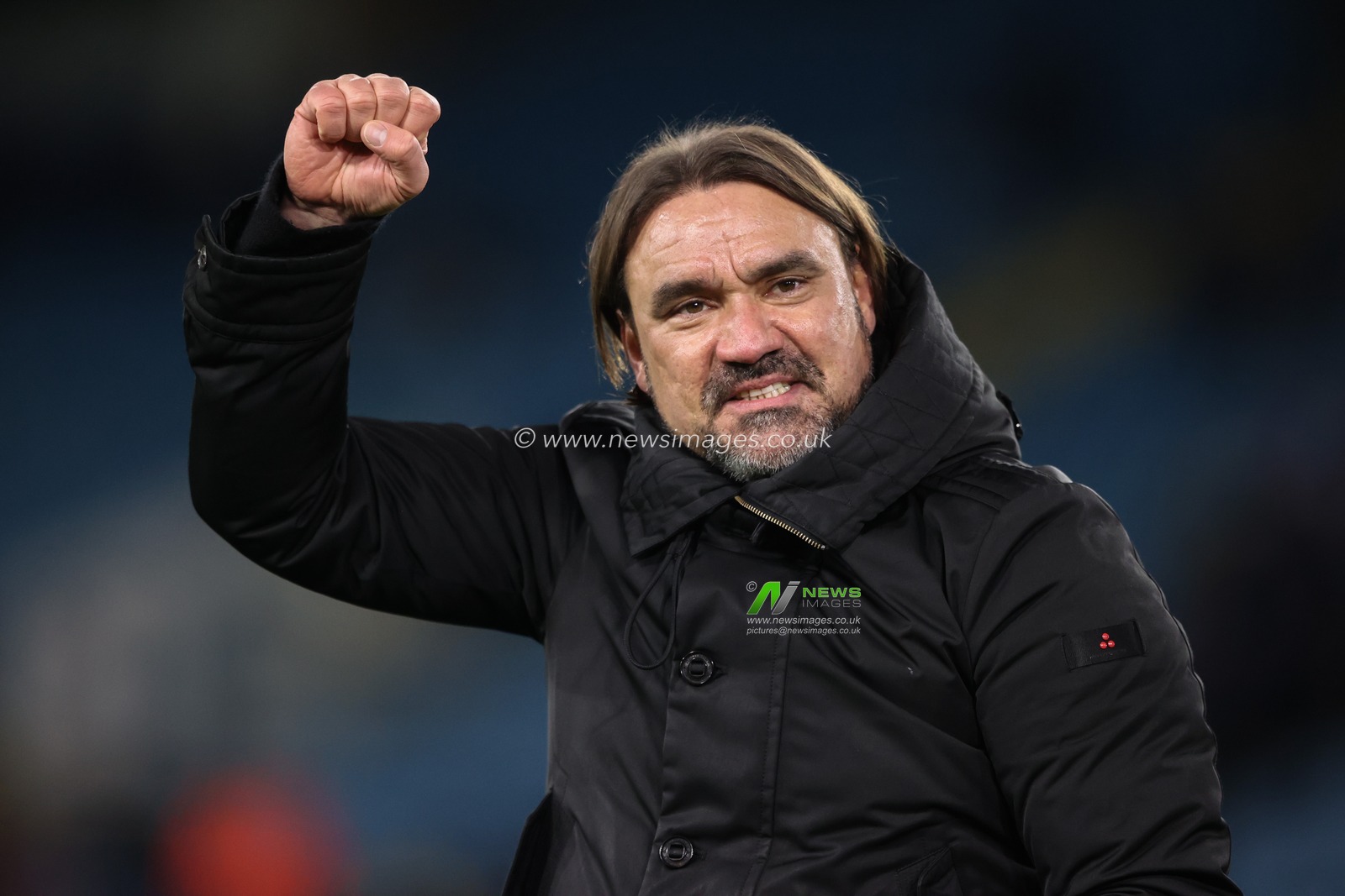 Daniel Farke manager of Leeds United celebrates the win with the fans during the Sky Bet Championship match Leeds United vs Luton Town at Elland Road, Leeds, United Kingdom, 27th November 2024

(Photo by Alfie Cosgrove/News Images)