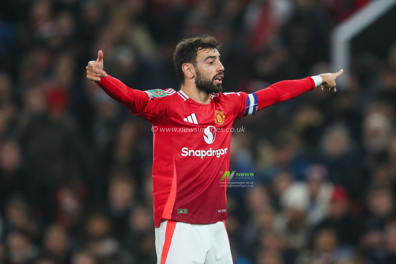 Bruno Fernandes of Manchester United gives his team instructions during the Carabao Cup Last 16 match Manchester United vs Leicester City at Old Trafford, Manchester, United Kingdom, 30th October 2024

(Photo by Gareth Evans/News Images)