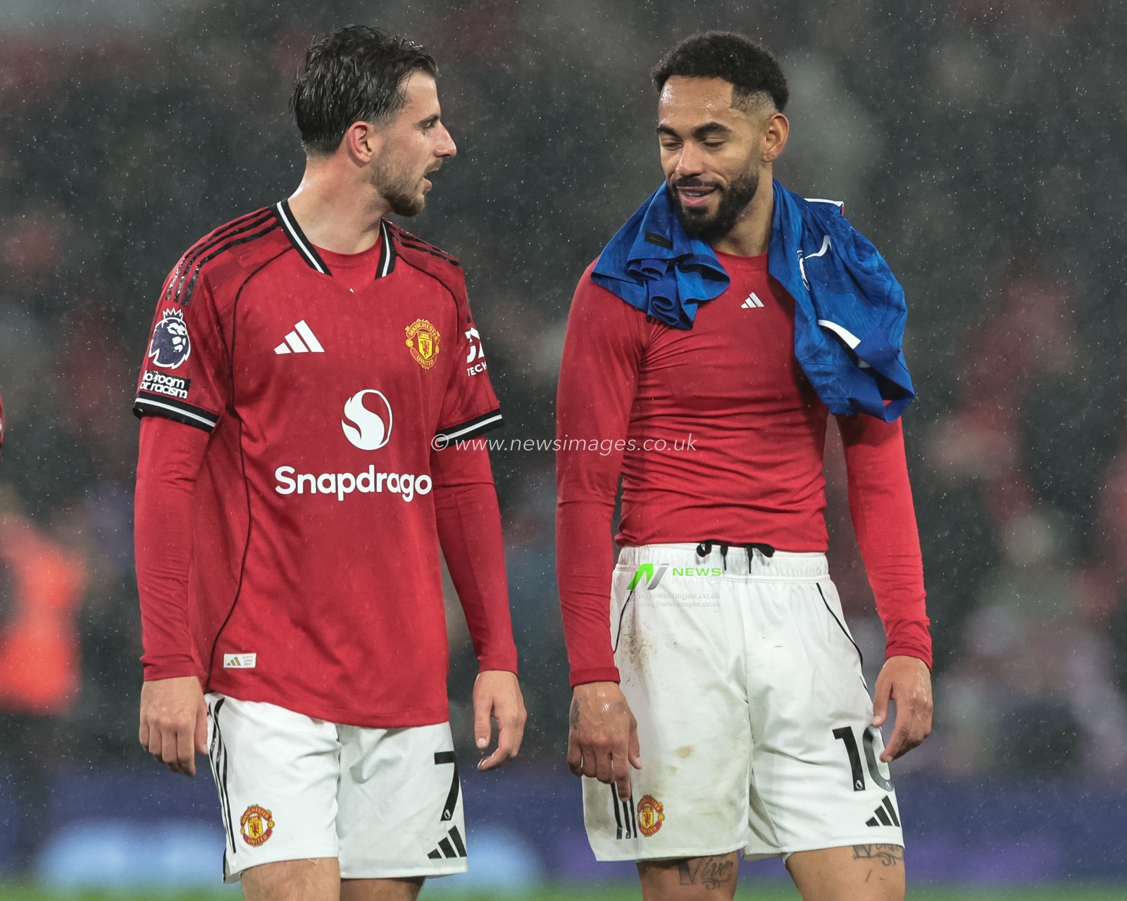 Mason Mount of Manchester United and Matheus Cunha of Manchester United celebrate the 2-1 win during the Premier League match Manchester United vs Chelsea at Old Trafford, Manchester, United Kingdom, 20th September 2025

(Photo by Mark Cosgrove/News Images)