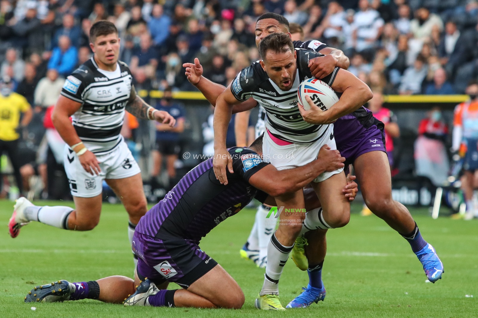 Josh Reynolds (6) of Hull FC runs at the Leeds defence