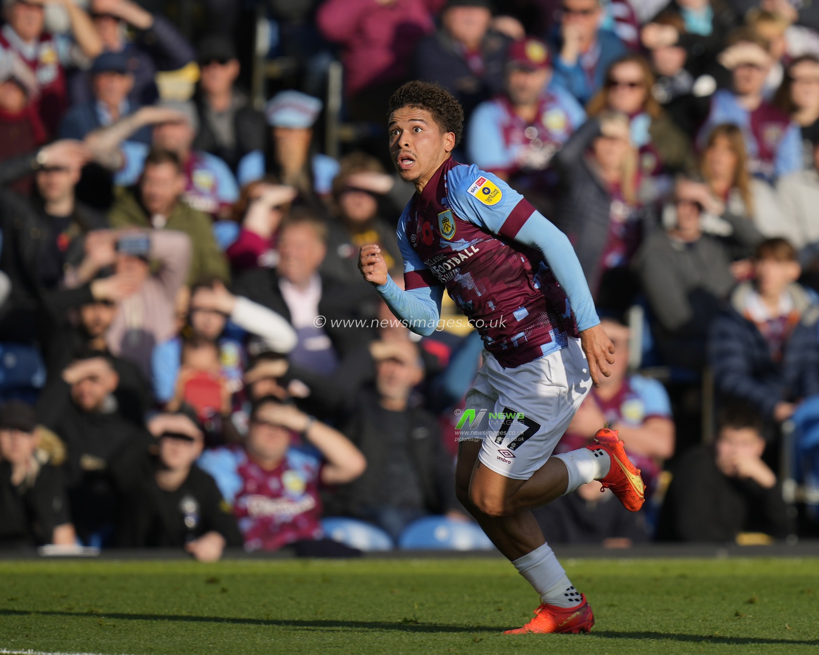 Manuel Benson #17 of Burnley chases the ball during the Sky Bet Championship match Burnley vs Blackburn Rovers at Turf Moor, Burnley, United Kingdom, 13th November 2022

(Photo by Steve Flynn/News Images)