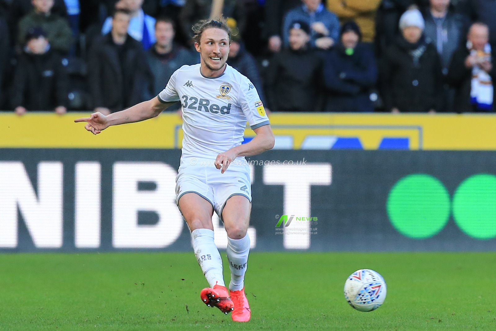 29th February 2020, KCOM Stadium, Hull, England; Sky Bet Championship, Hull City v Leeds United : Luke Ayling (2) of Leeds United passes the ball